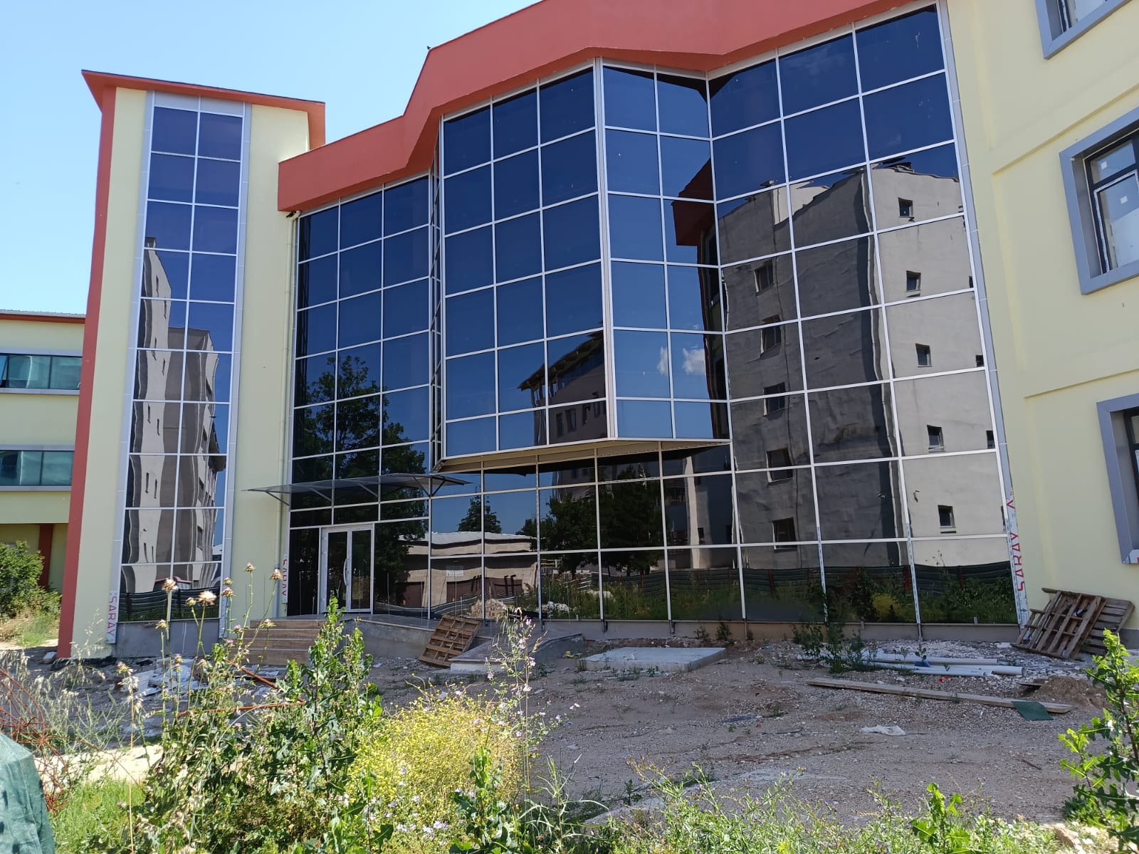 Hayırsever iş insanı Soner Çeker'in bağışıyla 1 yıl 3 ay önce yapımına başlanan ve 8 ay önce %80'inin tamamlandığı açıklanan Trakya Üniversitesi Balkan Onkoloji Hastanesi ek binasının kaderine terk edilmesi, aşırı yoğunluk nedeniyle muayene olamadan şehir dışından geri dönen kanser hastalarını çaresiz bıraktı.